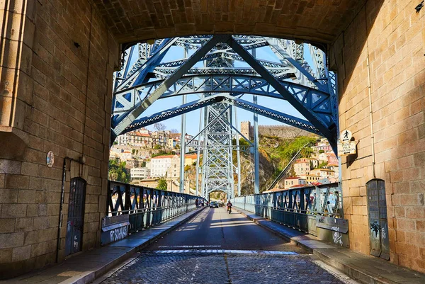 10 van december 2018-Porto, Portugal: uitzicht op de historische stad met de Dom Luiz-brug. Een metrostation kan worden gezien op de brug — Stockfoto