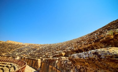 Pamukkale 'deki Hierapolis' teki eski amfi tiyatronun kalıntıları. Türkiye 'de popüler bir turizm merkezi. Panorama antik Greko Roma şehri