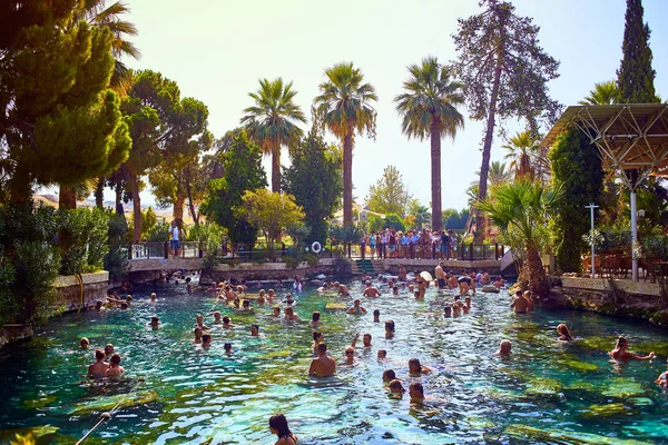 PAMUKKALE, TURQUÍA - 17 de septiembre de 2017: Turistas no identificados nadan en la piscina Antique (Cleopatra 's Bath) en Pamukkale. Es un destino turístico popular durante una visita a Pamukkale —  Fotos de Stock