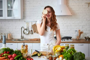 Genç kadın mutfakta çavdar krakergevrek ekmek yiyor. Sağlıklı yaşam tarzı. Sağlık, Güzellik, Diyet Kavramı.