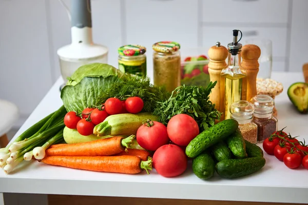 Ακατέργαστα βιολογικά λαχανικά, φρούτα και ξηροί καρποί με φρέσκα υλικά για υγιεινό μαγείρεμα στην κουζίνα. Υγιεινή ή Χορτοφαγική ιδέα. Υγιεινός τρόπος ζωής και φαγητό — Φωτογραφία Αρχείου