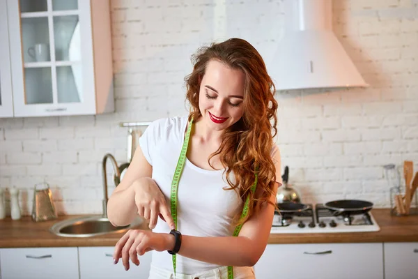 Mulher medindo a forma perfeita da cintura bonita com fita verde (centímetro). Estilo de vida saudável e alimentação. Saúde, Beleza, Conceito de Dieta . — Fotografia de Stock