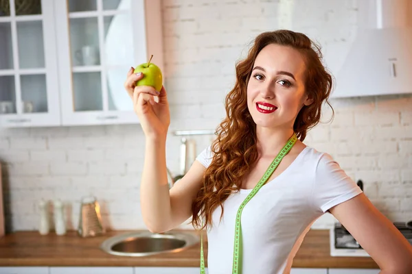 현대 부엌에서 녹색 사과와 젊은 행복한 여자입니다. 건강한 음식과 다이어트 개념. 체중 감량 — 스톡 사진