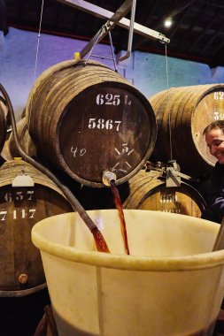 Porto, Portekiz - 10 Aralık 2018: Taylor'ın şarap mahzeninde variller. İşçiler portwine kalitesini kontrol