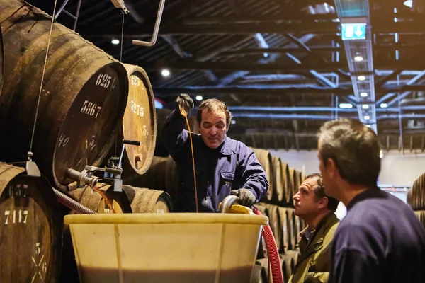 Porto, Portekiz - 10 Aralık 2018: Taylor'ın şarap mahzeninde variller. İşçiler portwine kalitesini kontrol