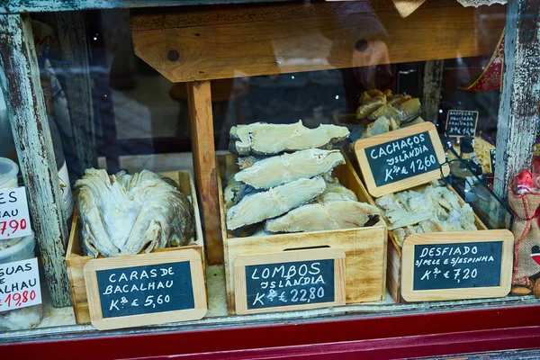 PORTO, PORTUGAL - 9 de dezembro de 2018: bacalhau seco e salgado português (bacalhau) na loja local do Porto — Fotografia de Stock