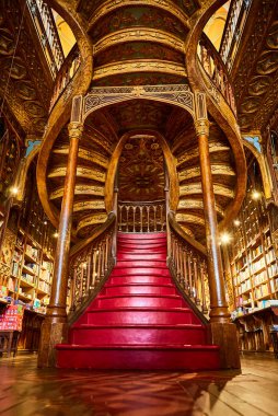 Porto tarihi merkezinde kütüphane kitapçı Livraria Lello içinde kırmızı adımlar ile büyük ahşap merdiven, Harry Potter filmi ile ünlü.