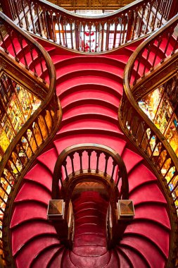 Porto tarihi merkezinde kütüphane kitapçı Livraria Lello içinde kırmızı adımlar ile büyük ahşap merdiven, Harry Potter filmi ile ünlü.