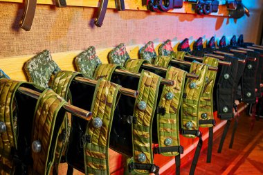 Lazer etiketi oyunu ve oyun alanı ekipmanları oynamak için çeşitli silahlar