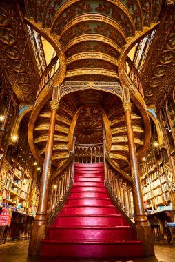 Porto, Portekiz-11 Aralık 2018: Porto tarihi merkezinde Kütüphane Kitabevi Livraria Lello içinde kırmızı adımlar ile büyük ahşap merdiven, Harry Potter film ile ünlü.