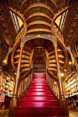 Porto, Portekiz-11 Aralık 2018: Porto tarihi merkezinde Kütüphane Kitabevi Livraria Lello içinde kırmızı adımlar ile büyük ahşap merdiven, Harry Potter film ile ünlü.