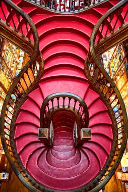 Porto, Portekiz-11 Aralık 2018: Porto tarihi merkezinde Kütüphane Kitabevi Livraria Lello içinde kırmızı adımlar ile büyük ahşap merdiven, Harry Potter film ile ünlü.