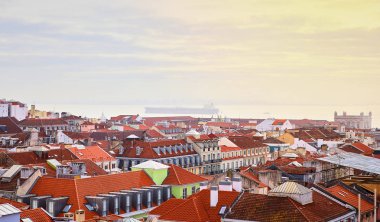 Lizbon Portekiz-antik tarihi ilçe Alfama ve Tagus Nehri ve Sao Jorge Kalesi Köprüsü evlerin kırmızı çatılarının güzel panoramik görünümü