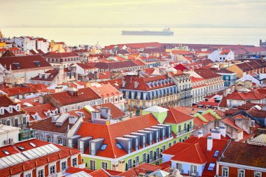 Lizbon Portekiz-antik tarihi ilçe Alfama ve Tagus Nehri ve Sao Jorge Kalesi Köprüsü evlerin kırmızı çatılarının güzel panoramik görünümü