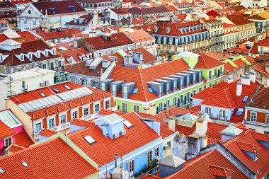 Lizbon Portekiz-antik tarihi ilçe Alfama ve Tagus Nehri ve Sao Jorge Kalesi Köprüsü evlerin kırmızı çatılarının güzel panoramik görünümü