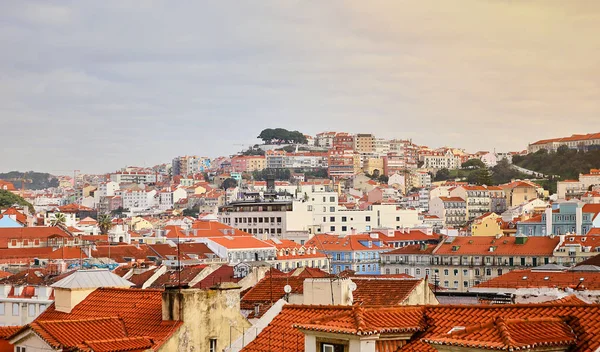 Lisboa Portugal - Hermosa vista panorámica de los tejados rojos de las casas en el antiguo barrio histórico de Alfama y el río Tajo y puente desde el Castillo de Sao Jorge — Foto de Stock