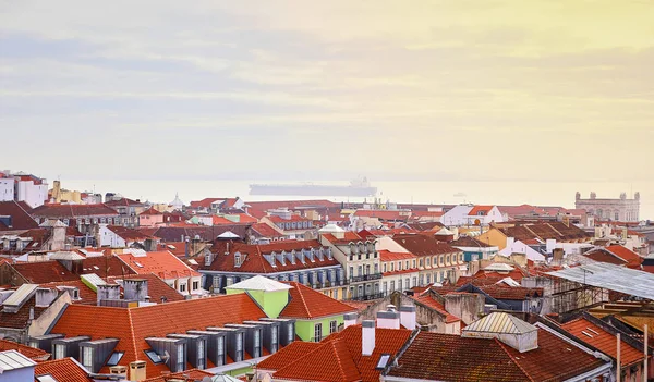 Lizbon Portekiz-antik tarihi ilçe Alfama ve Tagus Nehri ve Sao Jorge Kalesi Köprüsü evlerin kırmızı çatılarının güzel panoramik görünümü