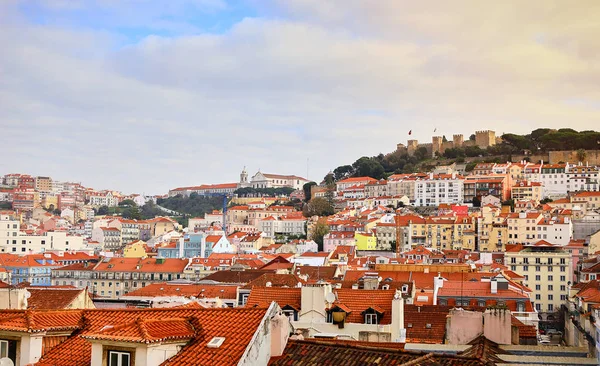 Lisboa Portugal - Hermosa vista panorámica de los tejados rojos de las casas en el antiguo barrio histórico de Alfama y el río Tajo y puente desde el Castillo de Sao Jorge — Foto de Stock