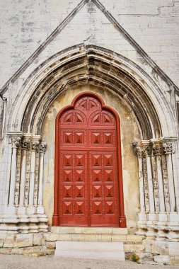 Lizbon, Portekiz-Aralık 12 2018: Carmo Convent dış görünümü. Carmel Dağı, Convento da Ordem do Carmo bizim Lady Manastırı 'nın nave Harabeleri ana Portal girişinde önde gelen erişim.