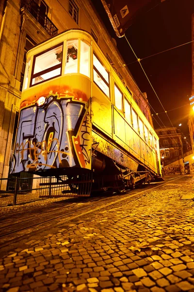 LISBOA, PORTUGAL - 14 de diciembre: una vista nocturna del histórico Funicular Gloria (ascensor da gloria lisboa ) —  Fotos de Stock