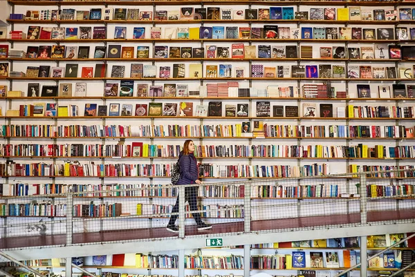 LISBOA, PORTUGAL - 12 de diciembre de 2018 - Mujer turista en Librería "Livraria Ler Devagar" en la fábrica LX —  Fotos de Stock