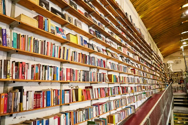 Lisabon, Portugalsko-12. prosince 2018-knihkupectví "Livraria ler Devagar" v továrně lx — Stock fotografie