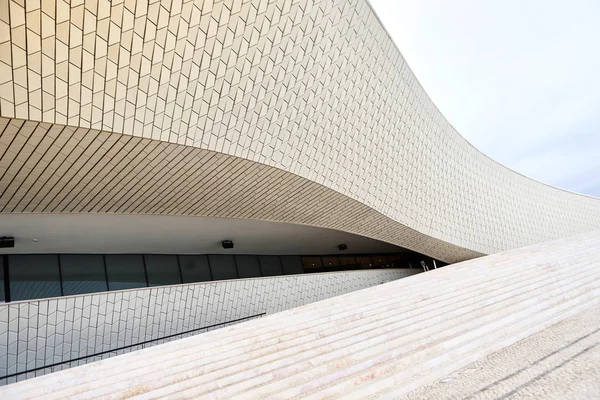 Lisboa, Portugal - 12 de dezembro de 2018: Entrada de Maat, Museu de Arte, Arquitetura e Tecnologia, Amanda Levete, para o exterior com formas curvas orgânicas . — Fotografia de Stock