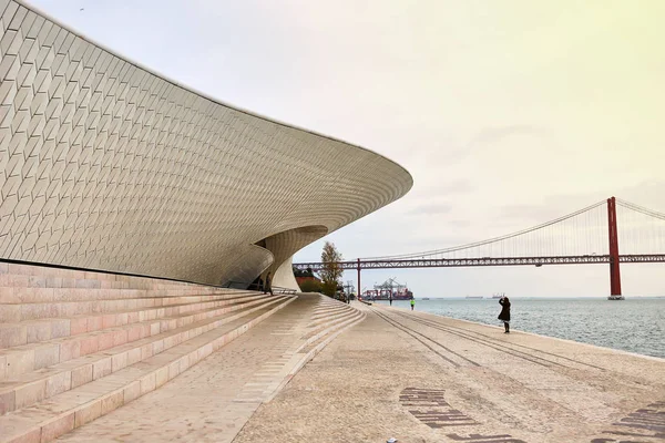 Lisbona, Portogallo - 12 dicembre 2018: ingresso Maat, Museo d'Arte, Architettura e Tecnologia, Amanda Levete, guardando verso l'esterno con forme curve organiche . — Foto Stock