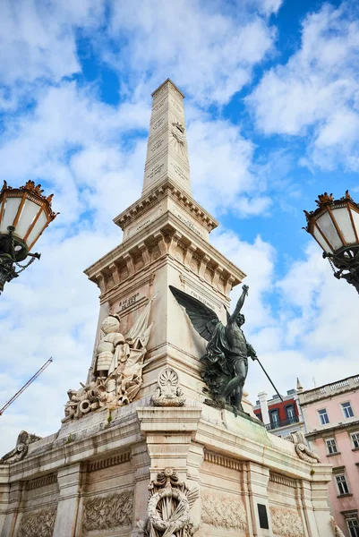 Lizbona, Portugalia-12 grudnia 2018: pomnik konserwatorów, znany jako Monumento AOS Restauradores w języku portugalskim — Zdjęcie stockowe