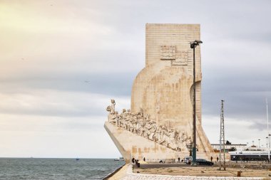 Lizbon, Portekiz-12 Aralık 2018: Padrao dos Descobrimentos (anıt keşifler) Tagus Nehri üzerinde 15 ve 16 yüzyıllar boyunca keşif Portekizli yaş kutluyor banka 