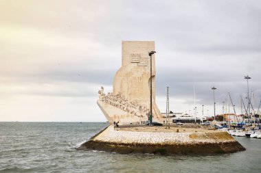 Lizbon, Portekiz-12 Aralık 2018: Padrao dos Descobrimentos (anıt keşifler) Tagus Nehri üzerinde 15 ve 16 yüzyıllar boyunca keşif Portekizli yaş kutluyor banka 