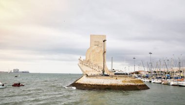 Lizbon, Portekiz-12 Aralık 2018: Padrao dos Descobrimentos (anıt keşifler) Tagus Nehri üzerinde 15 ve 16 yüzyıllar boyunca keşif Portekizli yaş kutluyor banka 