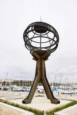 Lizbon, Portekiz-12 Aralık 2018: Padrao dos Descobrimentos (anıt keşifler) Tagus Nehri üzerinde 15 ve 16 yüzyıllar boyunca keşif Portekizli yaş kutluyor banka 