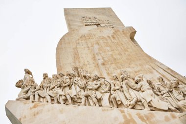 Lizbon, Portekiz-12 Aralık 2018: Padrao dos Descobrimentos (anıt keşifler) Tagus Nehri üzerinde 15 ve 16 yüzyıllar boyunca keşif Portekizli yaş kutluyor banka 
