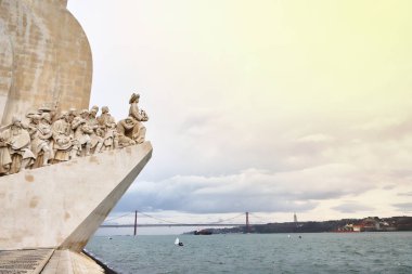 Lizbon, Portekiz-12 Aralık 2018: Padrao dos Descobrimentos (anıt keşifler) Tagus Nehri üzerinde 15 ve 16 yüzyıllar boyunca keşif Portekizli yaş kutluyor banka 