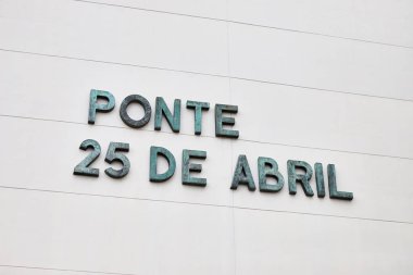 25 Nisan Köprüsü (Portekizce: Ponte 25 de Abril), Portekiz 'in Lizbon kentinde bulunan bir köprü. Bölgenin en ünlü simgelerinden biridir..