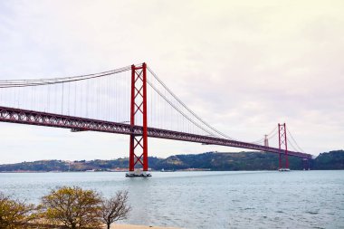 25 Nisan Köprüsü (Portekizce: Ponte 25 de Abril), Portekiz 'in Lizbon kentinde bulunan bir köprü. Bölgenin en ünlü simgelerinden biridir..