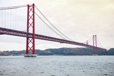 25 Nisan Köprüsü (Portekizce: Ponte 25 de Abril), Portekiz 'in Lizbon kentinde bulunan bir köprü. Bölgenin en ünlü simgelerinden biridir..