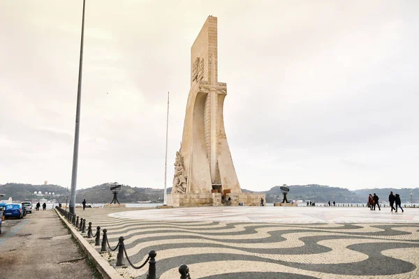 Lissabon, Portugal-12 december 2018: Padrao dos Descobrimentos (monument voor de ontdekkingen) aan de oever van de rivier de Taag viert het Portugese tijdperk van ontdekking in de 15e en 16e eeuw — Stockfoto