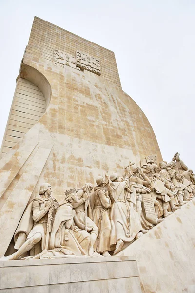 Lissabon, Portugal-12 december 2018: Padrao dos Descobrimentos (monument voor de ontdekkingen) aan de oever van de rivier de Taag viert het Portugese tijdperk van ontdekking in de 15e en 16e eeuw — Stockfoto