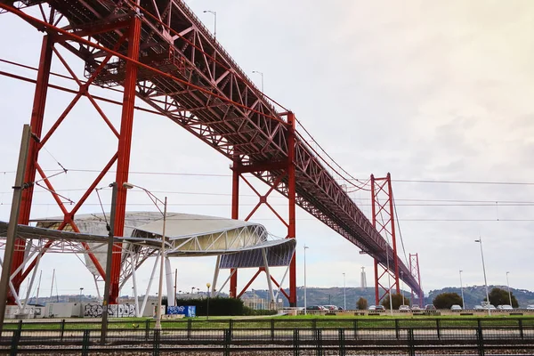 LISBOA, PORTUGAL - 12 de diciembre de 2018: El puente 25 de abril (Ponte 25 de Abril) es un puente colgante de acero que cruza el río Targus. Es uno de los monumentos más famosos de la región. . —  Fotos de Stock