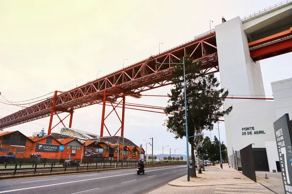 LISBON, PORTUGAL - 12 Desember 2018: Jembatan 25 April (Ponte 25 de Abril) adalah jembatan gantung baja yang melintasi sungai Targus. Ini adalah salah satu markah tanah yang paling terkenal di wilayah tersebut . — Stok Foto