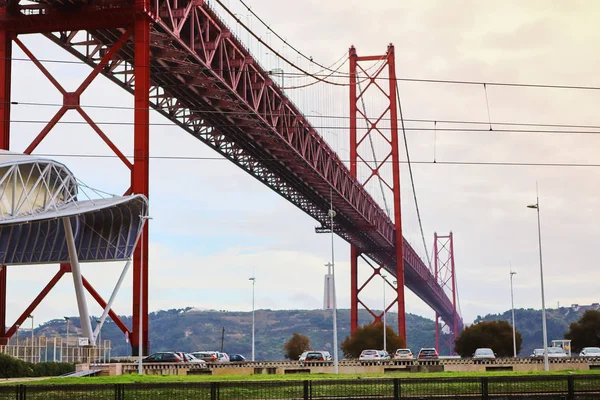 LISBOA, PORTUGAL - 12 de diciembre de 2018: El puente 25 de abril (Ponte 25 de Abril) es un puente colgante de acero que cruza el río Targus. Es uno de los monumentos más famosos de la región. . —  Fotos de Stock