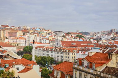 Lizbon Portekiz-antik tarihi ilçe Alfama ve Tagus Nehri ve Sao Jorge Kalesi Köprüsü evlerin kırmızı çatılarının güzel panoramik görünümü