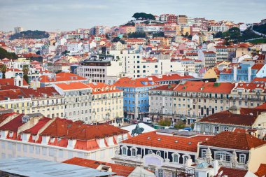 Lizbon Portekiz-antik tarihi ilçe Alfama ve Tagus Nehri ve Sao Jorge Kalesi Köprüsü evlerin kırmızı çatılarının güzel panoramik görünümü