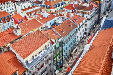 Lizbon Portekiz-antik tarihi ilçe Alfama ve Tagus Nehri ve Sao Jorge Kalesi Köprüsü evlerin kırmızı çatılarının güzel panoramik görünümü
