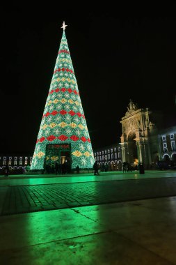 Lizbon, Portekiz December12, 2018: Lizbon, Portekiz 'de gece Commerce Square (Praca do Comercio) üzerinde Noel ağacı