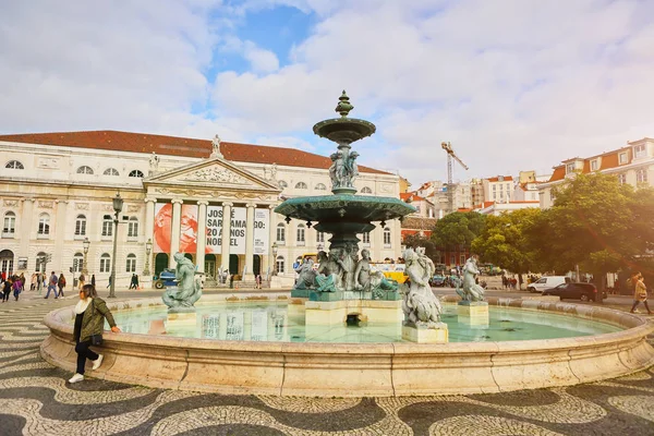 LISBONA, PORTOGALLO 12 dicembre 2018: Spettacolare fontana barocca e statua di Dom Pedro IV in Praca Dom Pedro IV o Piazza Rossio — Foto Stock
