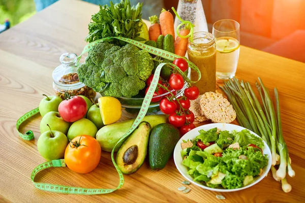 Διατροφή απώλεια βάρους πρωινό ιδέα με ταινία μέτρησης, βιολογικά φρούτα, λαχανικά, σαλάτα και φρέσκο νερό. Υγιεινή διατροφή έννοια, lifestyle και τρώγοντας — Φωτογραφία Αρχείου