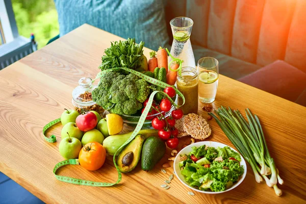 Διατροφή απώλεια βάρους πρωινό ιδέα με ταινία μέτρησης, βιολογικά φρούτα, λαχανικά, σαλάτα και φρέσκο νερό. Υγιεινή διατροφή έννοια, lifestyle και τρώγοντας — Φωτογραφία Αρχείου